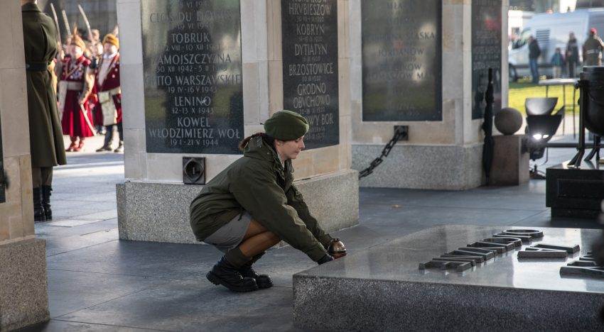 Ogień Niepodległości złożony na płycie Grobu Nieznanego Żołnierza